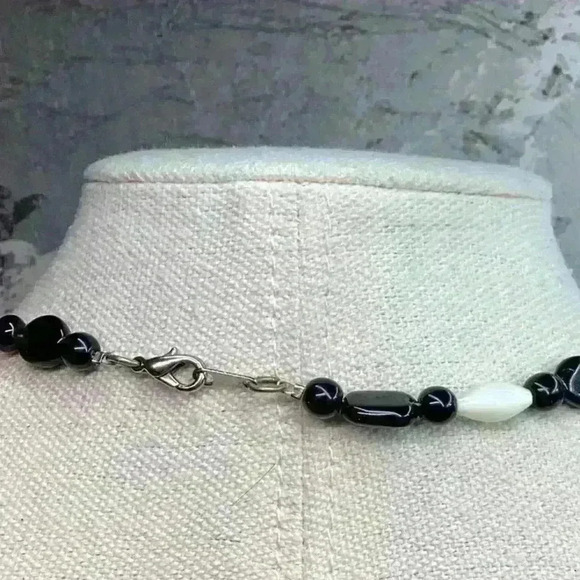 Vintage Mother of Pearl and Black Glass Beaded Necklace - Picture 2 of 2